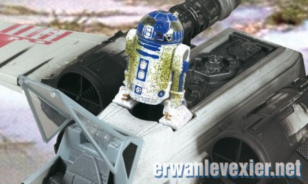 R2-D2 descend du X-Wing dans les marécages de Dagobah