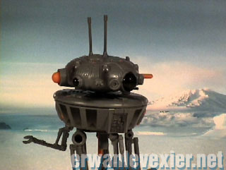 Un droïde sonde explore la surface de Hoth