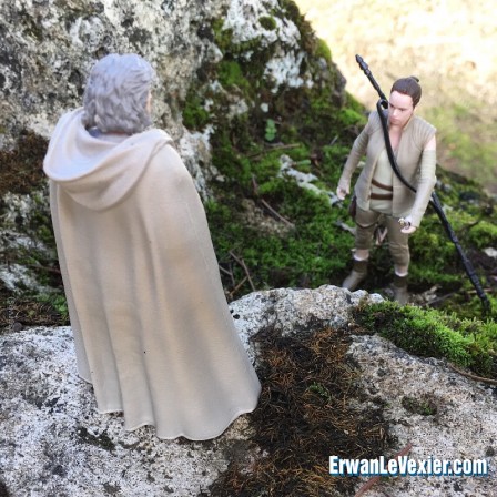 Rey rend le sabre à Luke